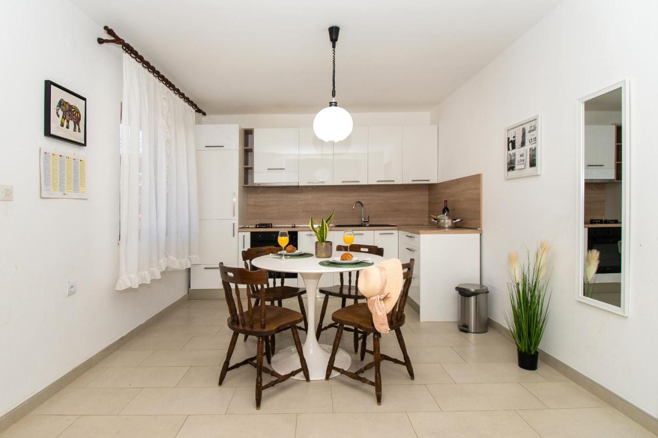 Apartment Niko Grebastica