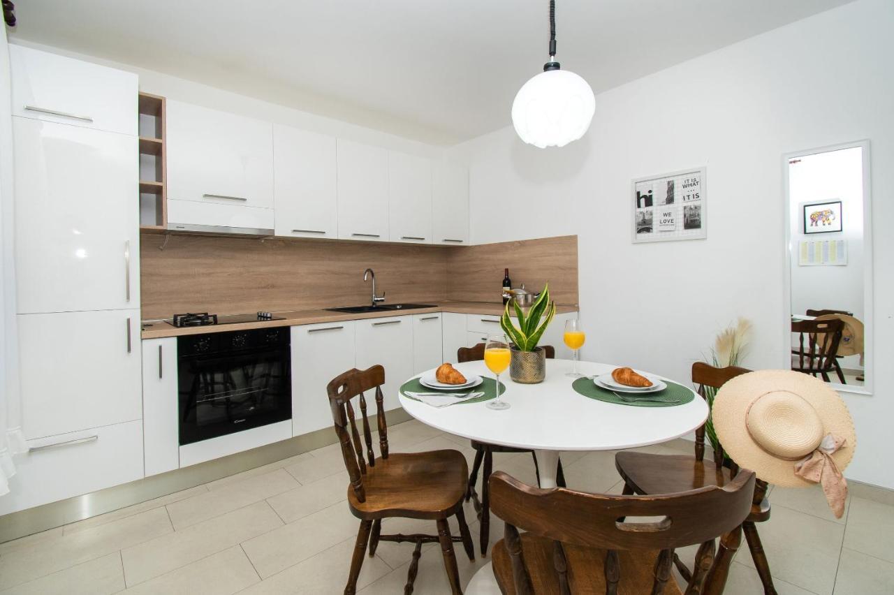 Apartment Niko Grebastica